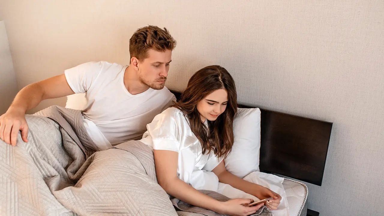 妻のスマホを覗き込む夫